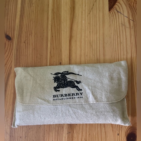 Authentic Burberry big wallet  leather made in Italy8 X 5 fits big 📱w/dust bag - Picture 3 of 12